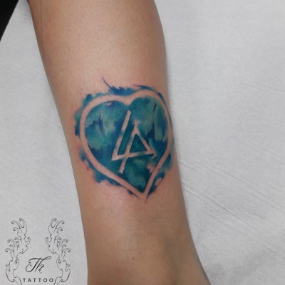 Tatuaj watercolor pentru un fan Linkin Park, Culorile folosite sunt cele de pe un bilet de la un concert Linkin Park. tatuaje bucuresti, tatuaje, tatuaje watercolor, tatuaj mana, tatuaj realistic, tattoo